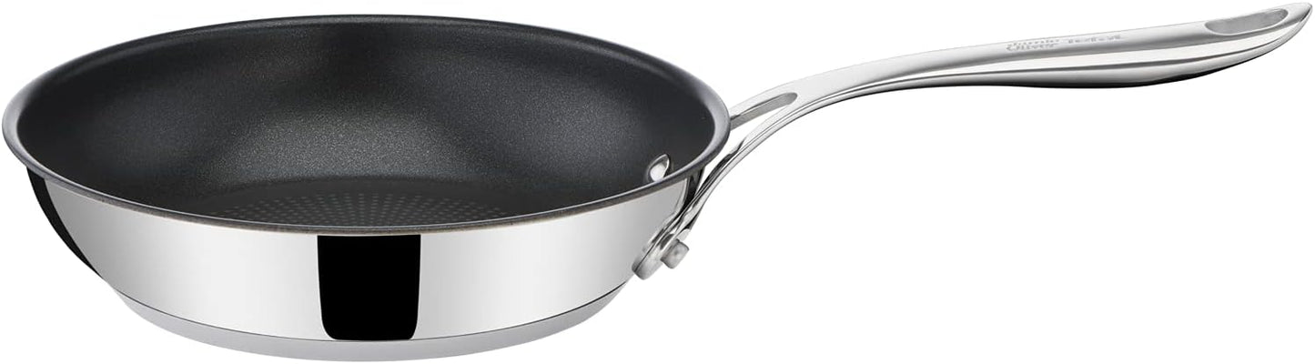 Jamie Oliver Cook's Direct 5-delige pannenset Duurzame coating versterkt met titanium deeltjes, waardoor deze krasbestendig en gemakkelijker schoon te maken is Hoogwaardige pannen die veilig zijn voor het hele gezin, zonder PFOA, lood of cadmium Geschikt