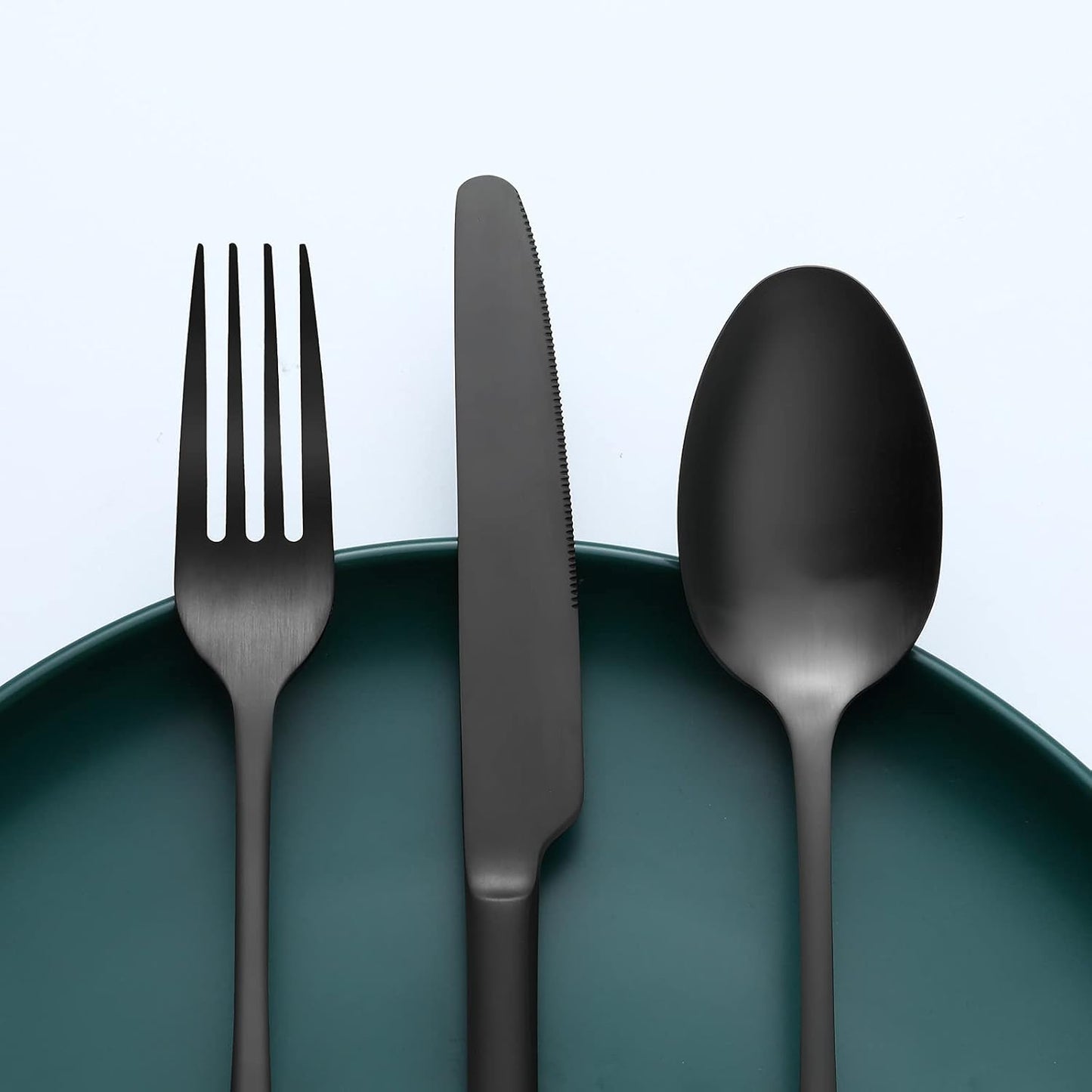 Bestdin Bestekset voor 6 personen 30-delige Over dit item 30-delige bestekset voor 6 personen: Bestdin als 30-delige titanium bestekset zwart bestaat uit 6 messen, 6 eetlepels, 6 tafelvorken, 6 theelepels en 6 dessertvorkjes. Ideaal voor elke formele of c