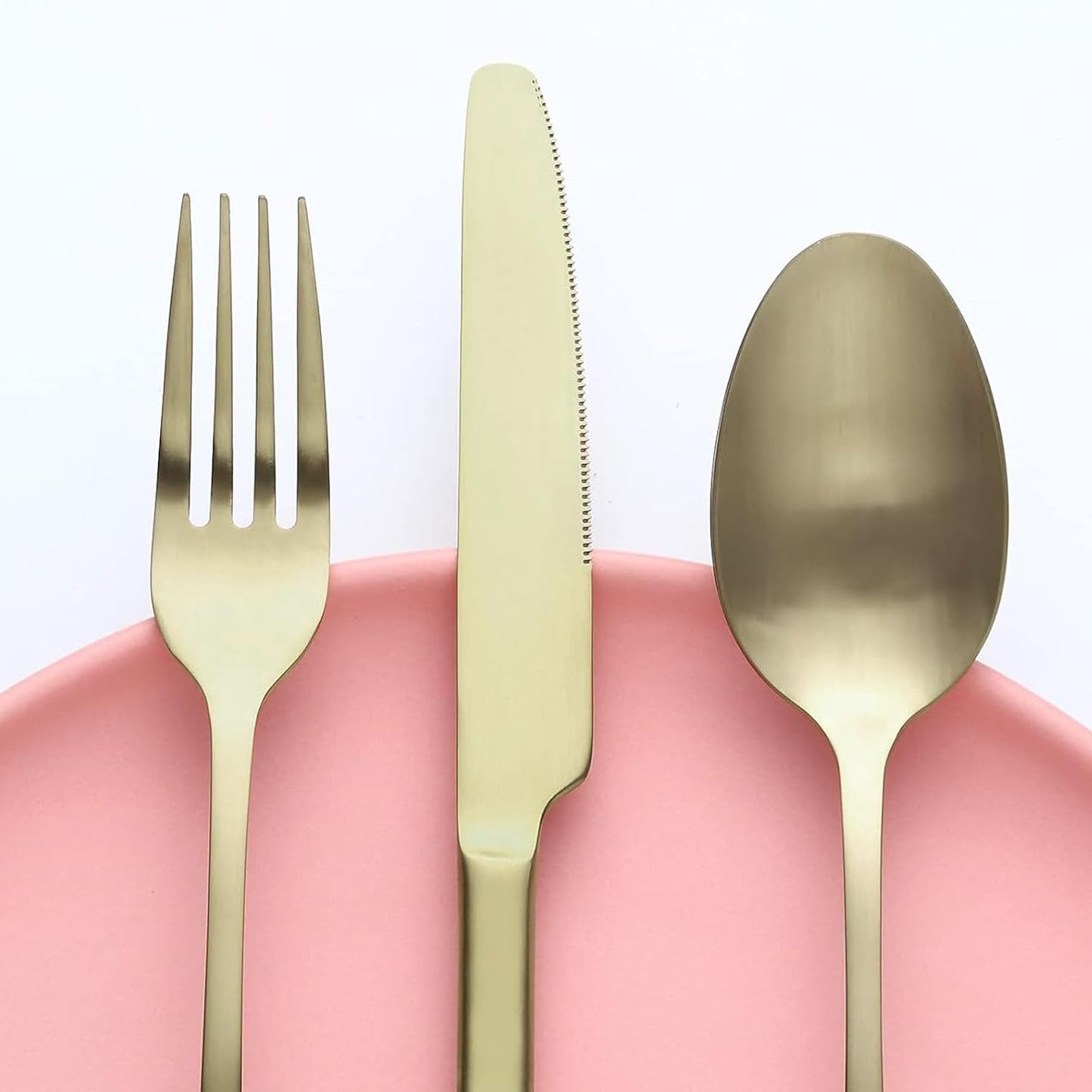 Bestdin Bestekset voor 6 personen 30-delige Over dit item 30-delige bestekset voor 6 personen: Bestdin als 30-delige titanium bestekset zwart bestaat uit 6 messen, 6 eetlepels, 6 tafelvorken, 6 theelepels en 6 dessertvorkjes. Ideaal voor elke formele of c