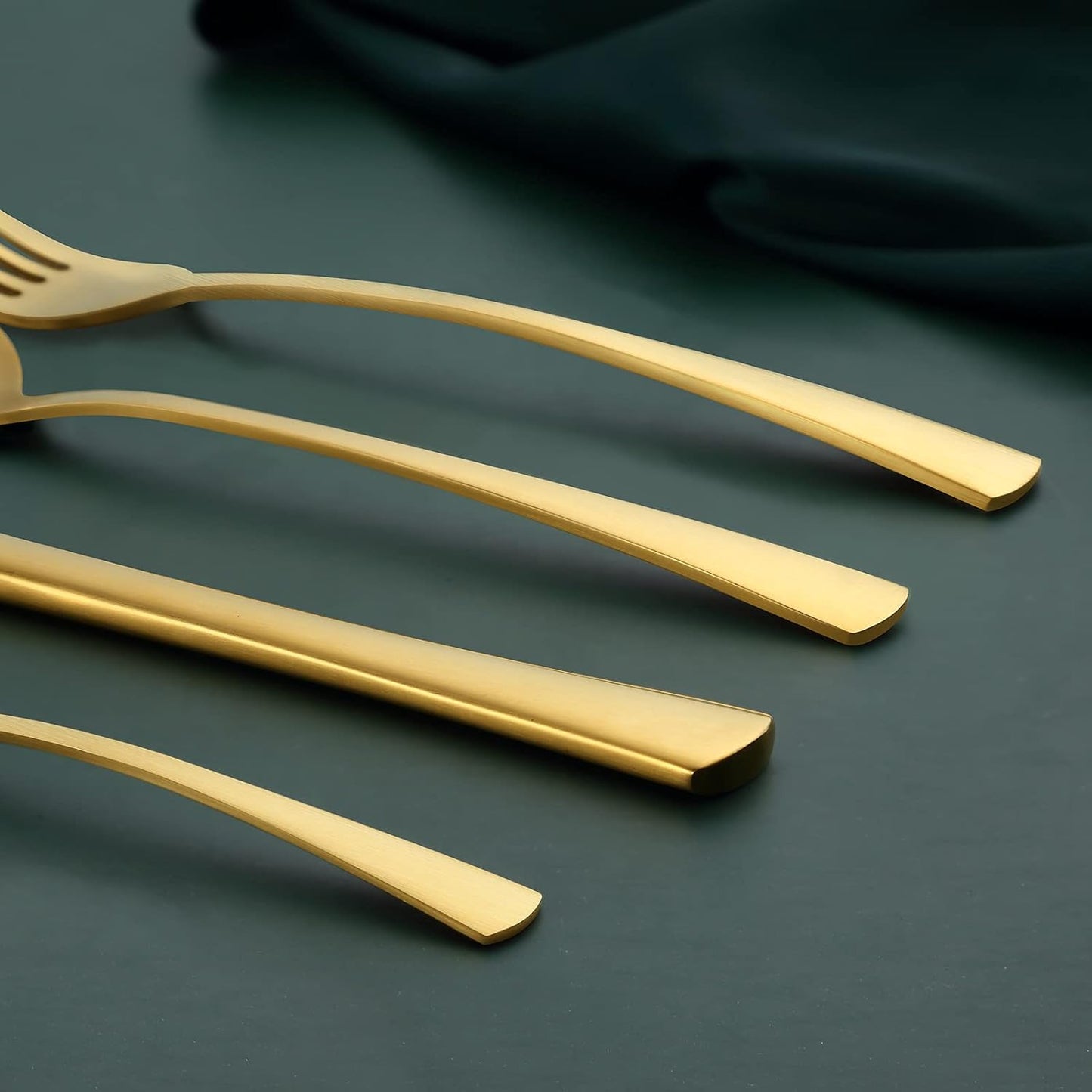 Bestdin Bestekset voor 6 personen 30-delige Over dit item 30-delige bestekset voor 6 personen: Bestdin als 30-delige titanium bestekset zwart bestaat uit 6 messen, 6 eetlepels, 6 tafelvorken, 6 theelepels en 6 dessertvorkjes. Ideaal voor elke formele of c