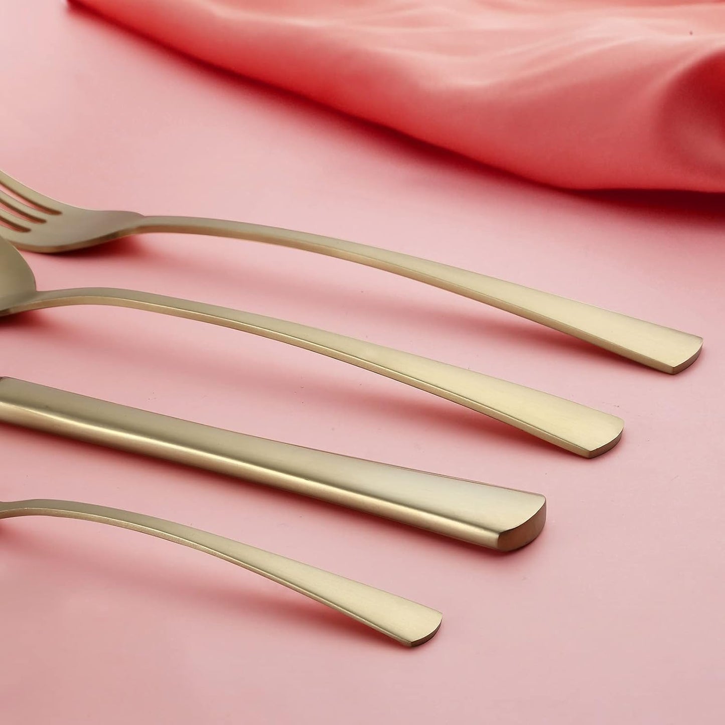 Bestdin Bestekset voor 6 personen 30-delige Over dit item 30-delige bestekset voor 6 personen: Bestdin als 30-delige titanium bestekset zwart bestaat uit 6 messen, 6 eetlepels, 6 tafelvorken, 6 theelepels en 6 dessertvorkjes. Ideaal voor elke formele of c