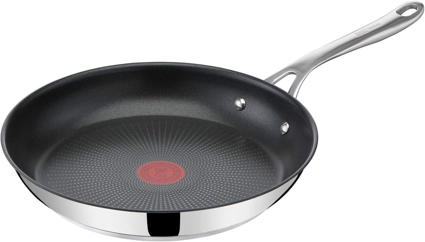 Jamie Oliver Cook's Direct 5-delige pannenset Duurzame coating versterkt met titanium deeltjes, waardoor deze krasbestendig en gemakkelijker schoon te maken is Hoogwaardige pannen die veilig zijn voor het hele gezin, zonder PFOA, lood of cadmium Geschikt