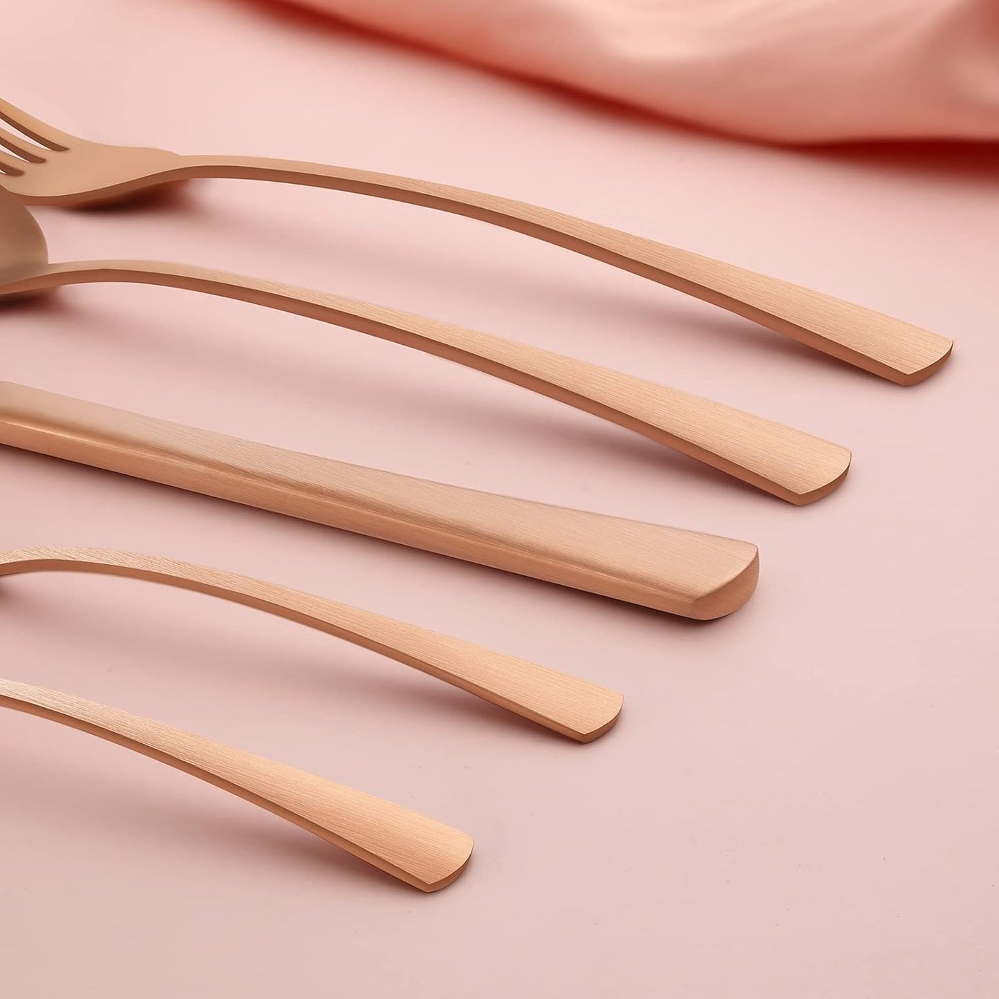 Bestdin Bestekset voor 6 personen 30-delige Over dit item 30-delige bestekset voor 6 personen: Bestdin als 30-delige titanium bestekset zwart bestaat uit 6 messen, 6 eetlepels, 6 tafelvorken, 6 theelepels en 6 dessertvorkjes. Ideaal voor elke formele of c