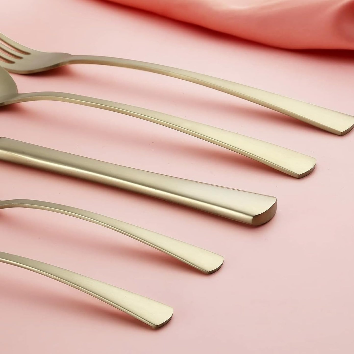 Bestdin Bestekset voor 6 personen 30-delige Over dit item 30-delige bestekset voor 6 personen: Bestdin als 30-delige titanium bestekset zwart bestaat uit 6 messen, 6 eetlepels, 6 tafelvorken, 6 theelepels en 6 dessertvorkjes. Ideaal voor elke formele of c