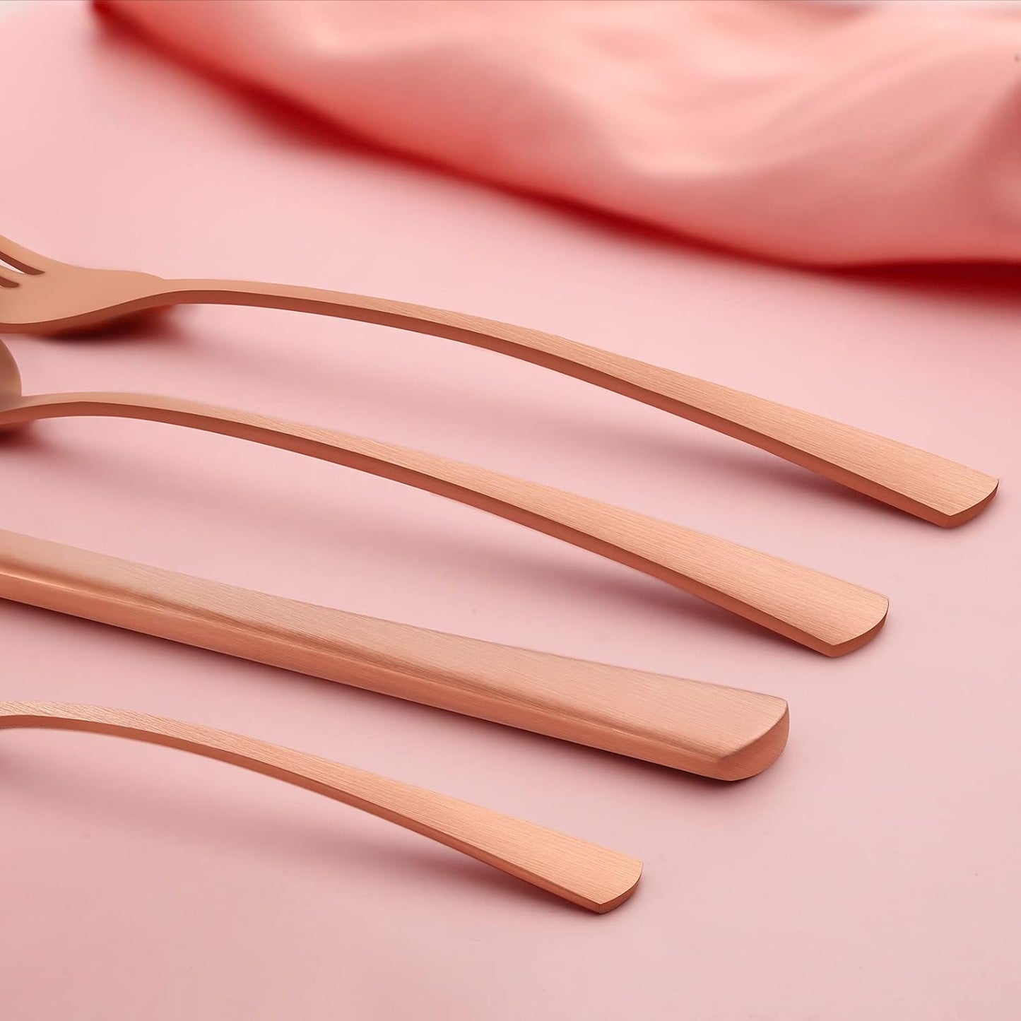 Bestdin Bestekset voor 6 personen 30-delige Over dit item 30-delige bestekset voor 6 personen: Bestdin als 30-delige titanium bestekset zwart bestaat uit 6 messen, 6 eetlepels, 6 tafelvorken, 6 theelepels en 6 dessertvorkjes. Ideaal voor elke formele of c