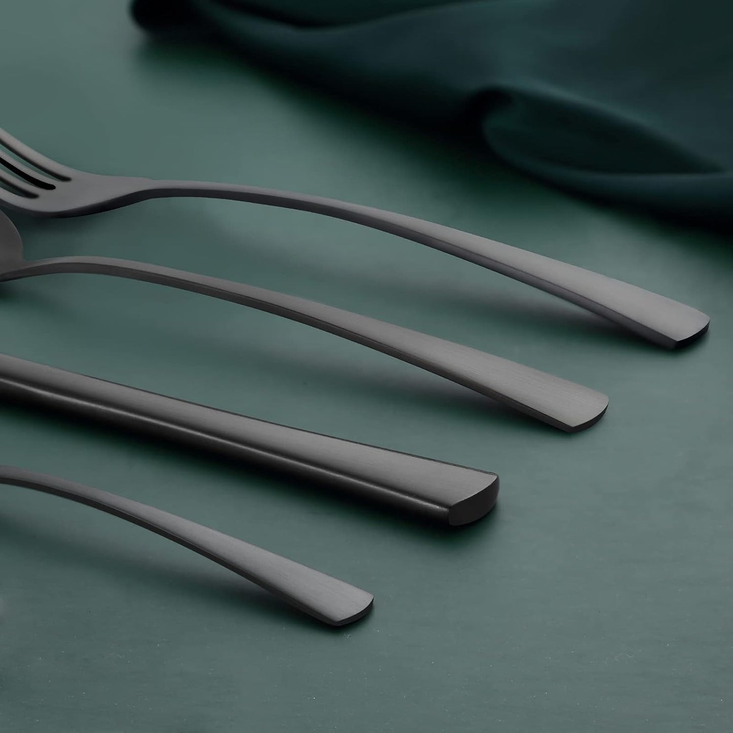 Bestdin Bestekset voor 6 personen 30-delige Over dit item 30-delige bestekset voor 6 personen: Bestdin als 30-delige titanium bestekset zwart bestaat uit 6 messen, 6 eetlepels, 6 tafelvorken, 6 theelepels en 6 dessertvorkjes. Ideaal voor elke formele of c