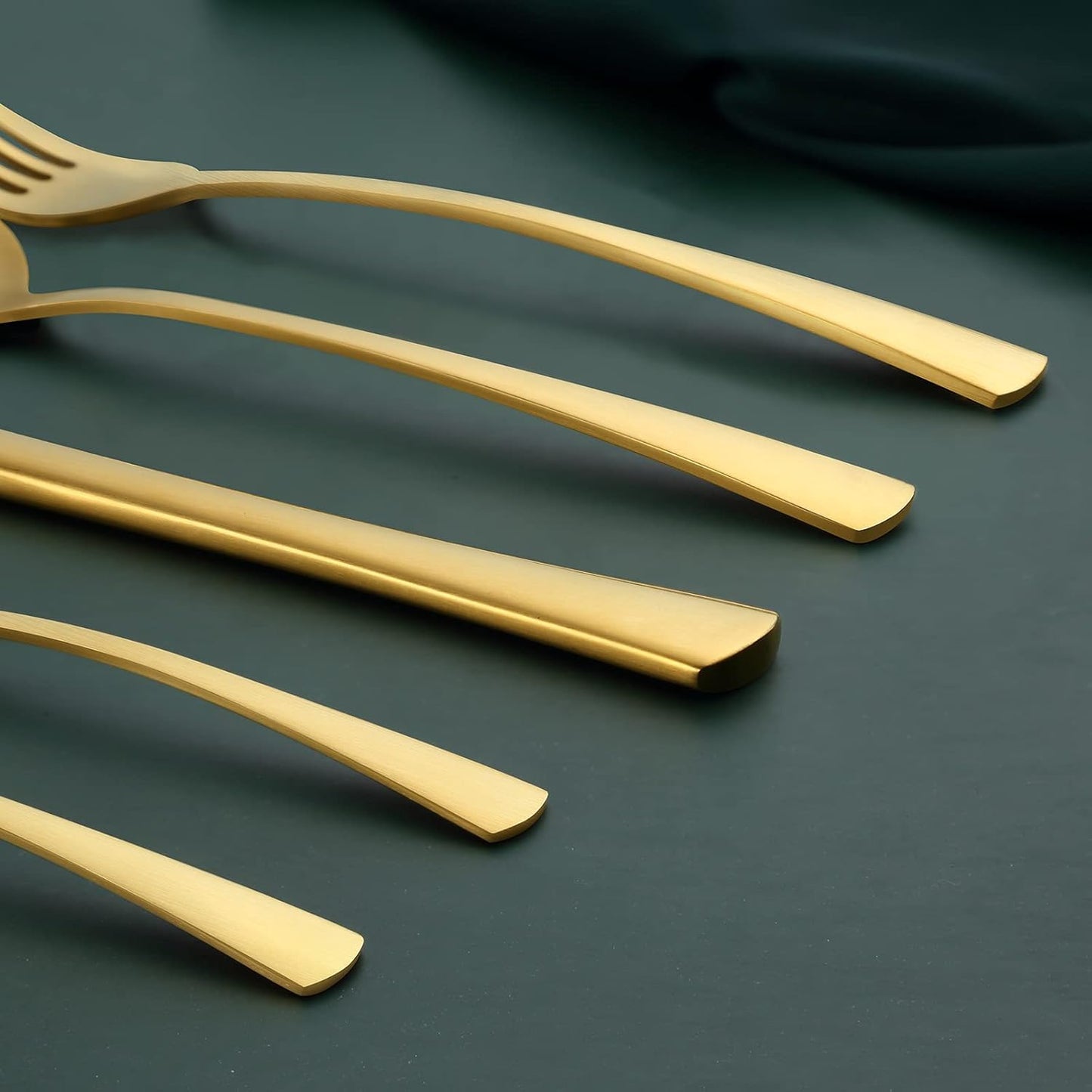 Bestdin Bestekset voor 6 personen 30-delige Over dit item 30-delige bestekset voor 6 personen: Bestdin als 30-delige titanium bestekset zwart bestaat uit 6 messen, 6 eetlepels, 6 tafelvorken, 6 theelepels en 6 dessertvorkjes. Ideaal voor elke formele of c