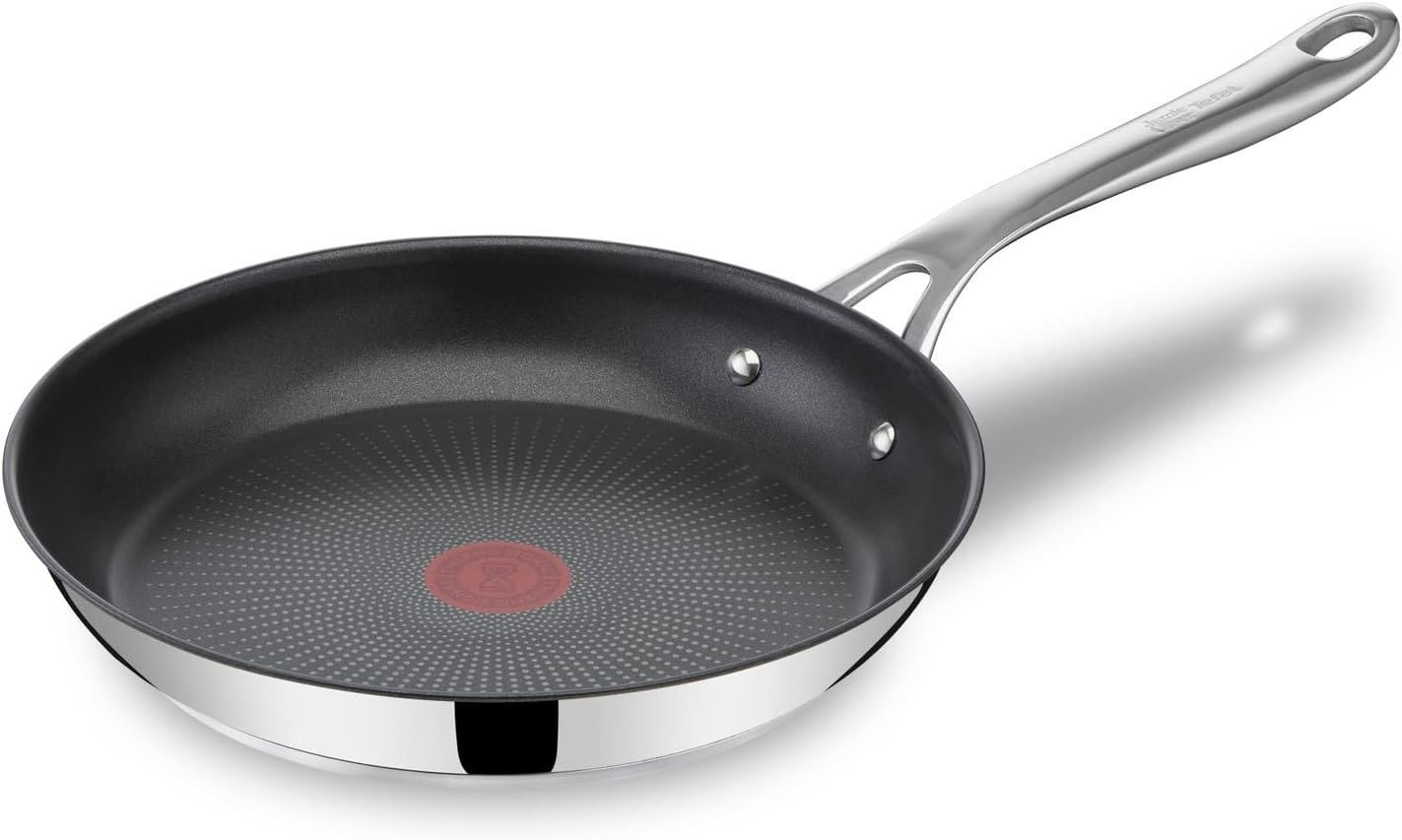 Jamie Oliver Cook's Direct 5-delige pannenset Duurzame coating versterkt met titanium deeltjes, waardoor deze krasbestendig en gemakkelijker schoon te maken is Hoogwaardige pannen die veilig zijn voor het hele gezin, zonder PFOA, lood of cadmium Geschikt