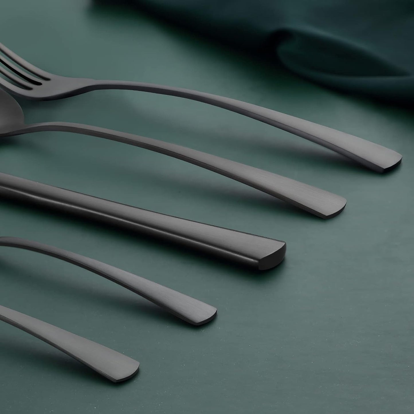 Bestdin Bestekset voor 6 personen 30-delige Over dit item 30-delige bestekset voor 6 personen: Bestdin als 30-delige titanium bestekset zwart bestaat uit 6 messen, 6 eetlepels, 6 tafelvorken, 6 theelepels en 6 dessertvorkjes. Ideaal voor elke formele of c