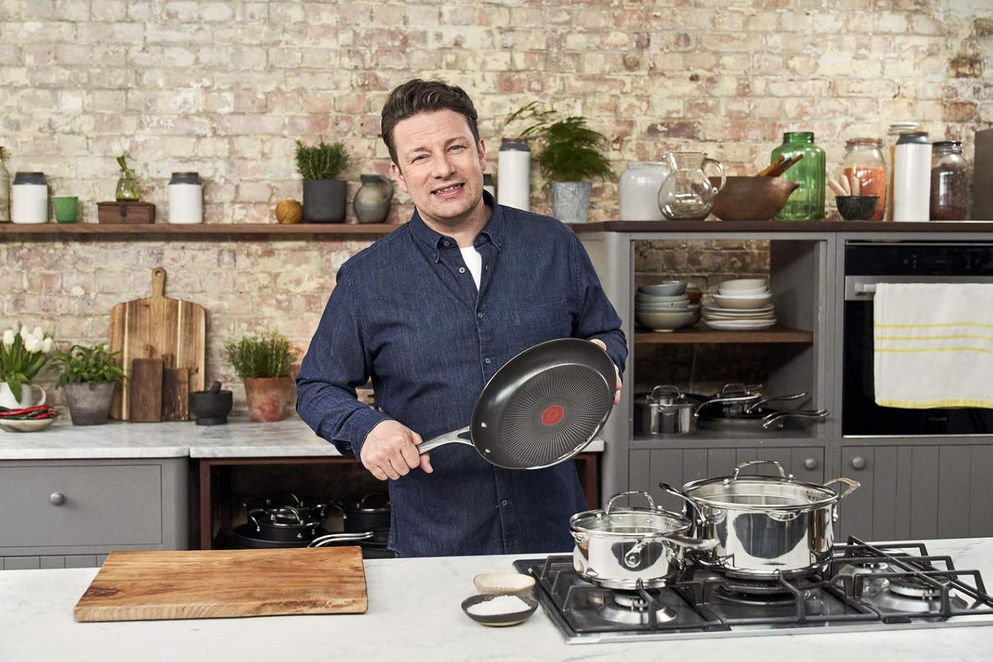 Jamie Oliver Cook's Direct 5-delige pannenset Duurzame coating versterkt met titanium deeltjes, waardoor deze krasbestendig en gemakkelijker schoon te maken is Hoogwaardige pannen die veilig zijn voor het hele gezin, zonder PFOA, lood of cadmium Geschikt