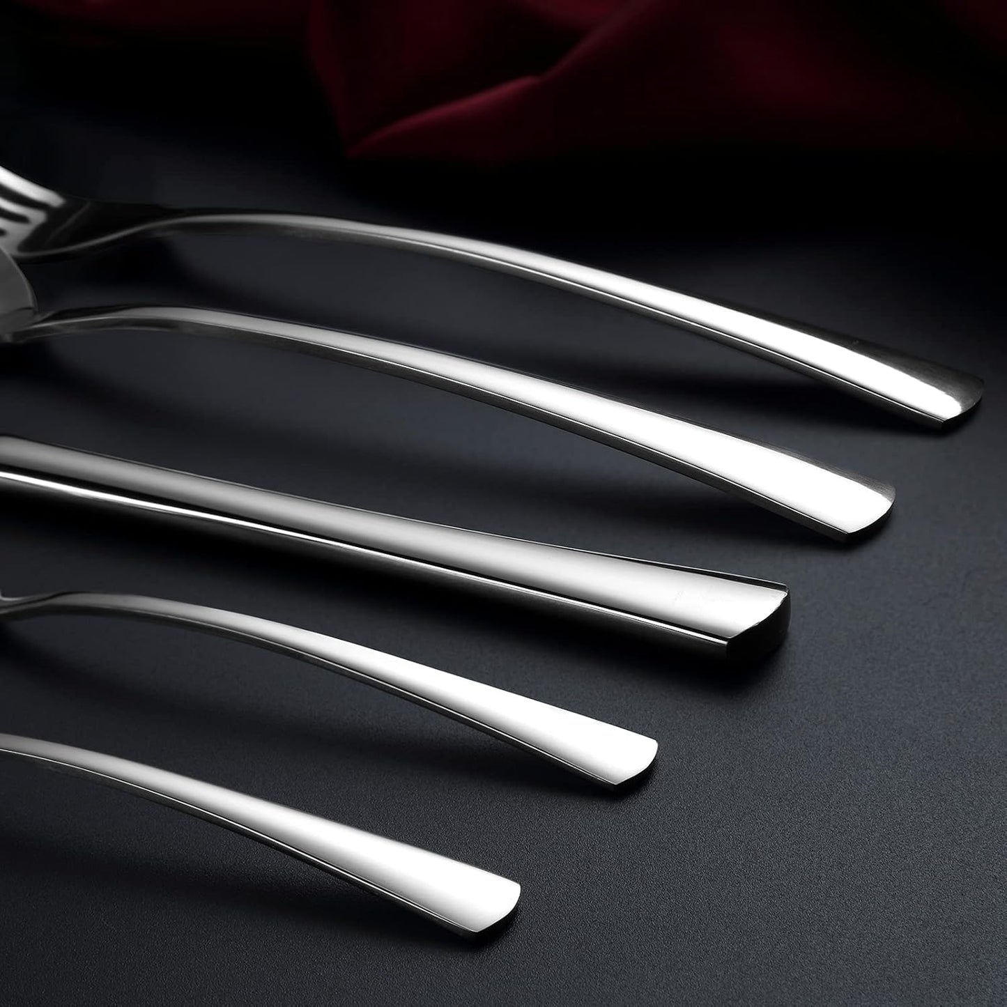 Bestdin Bestekset voor 6 personen 30-delige Over dit item 30-delige bestekset voor 6 personen: Bestdin als 30-delige titanium bestekset zwart bestaat uit 6 messen, 6 eetlepels, 6 tafelvorken, 6 theelepels en 6 dessertvorkjes. Ideaal voor elke formele of c