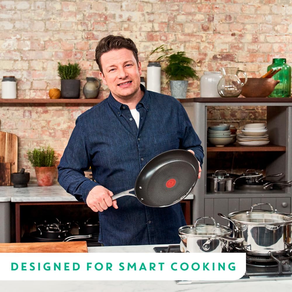 Jamie Oliver Cook's Direct 5-delige pannenset Duurzame coating versterkt met titanium deeltjes, waardoor deze krasbestendig en gemakkelijker schoon te maken is Hoogwaardige pannen die veilig zijn voor het hele gezin, zonder PFOA, lood of cadmium Geschikt