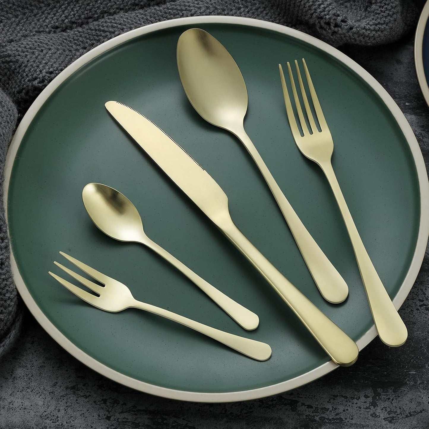 Bestekset voor 6 personen gepolijst vaatwasserbestendig Over dit item 30-delige bestekset voor 6 personen: De 30-delige bestekset bestaat uit 6 messen, 6 eetlepels, 6 dinervorken, 6 theelepels en 6 dessertvorkjes, waardoor het een goede keuze is voor elk