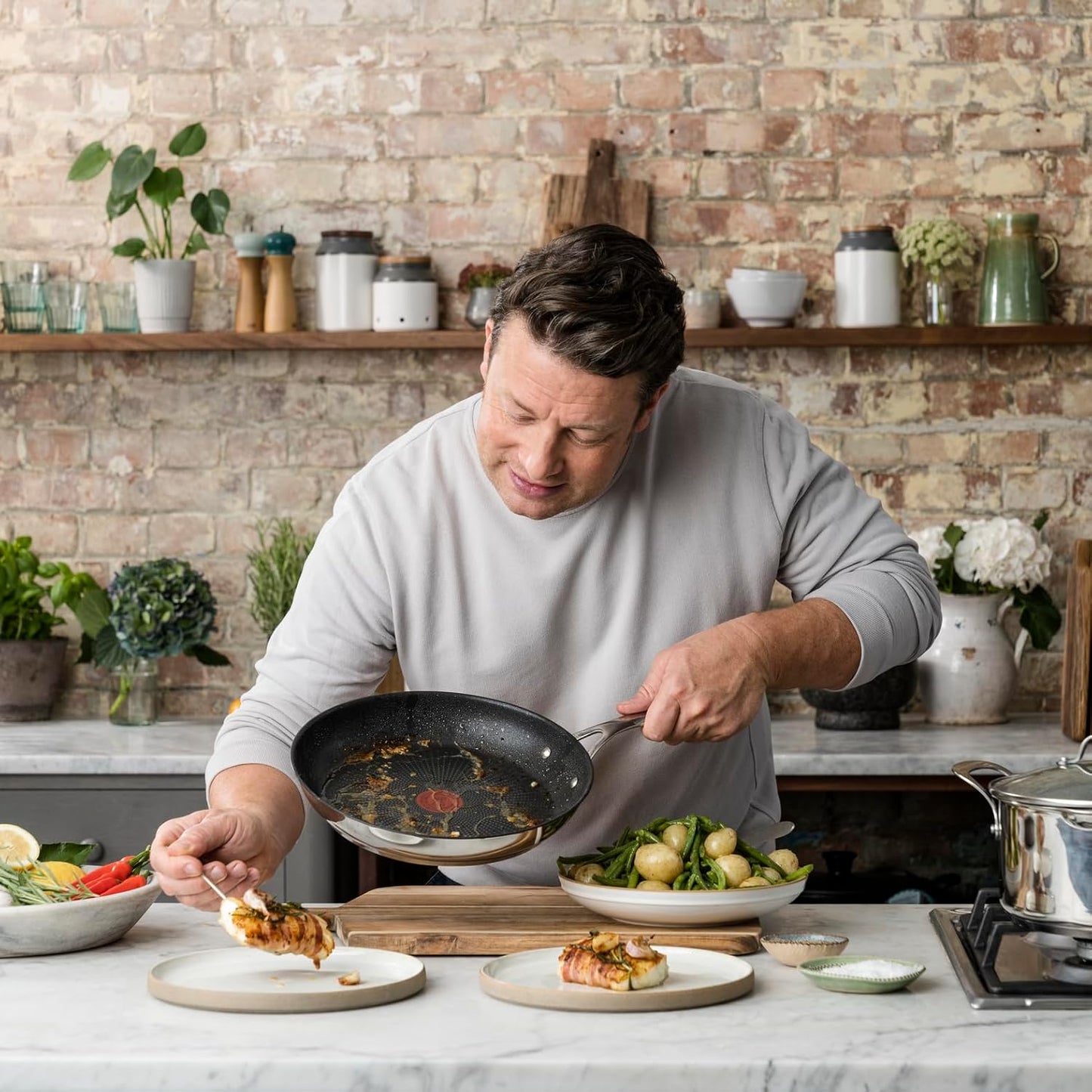 Jamie Oliver Cook's Direct 5-delige pannenset Duurzame coating versterkt met titanium deeltjes, waardoor deze krasbestendig en gemakkelijker schoon te maken is Hoogwaardige pannen die veilig zijn voor het hele gezin, zonder PFOA, lood of cadmium Geschikt