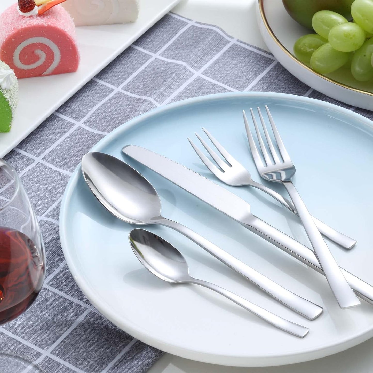 Bestekset voor 6 personen gepolijst vaatwasserbestendig Over dit item 30-delige bestekset voor 6 personen: De 30-delige bestekset bestaat uit 6 messen, 6 eetlepels, 6 dinervorken, 6 theelepels en 6 dessertvorkjes, waardoor het een goede keuze is voor elk