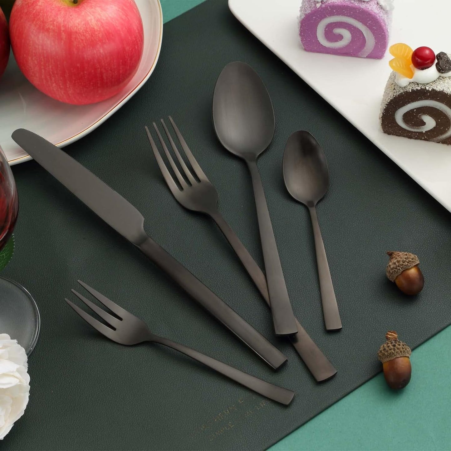 Bestekset voor 6 personen gepolijst vaatwasserbestendig Over dit item 30-delige bestekset voor 6 personen: De 30-delige bestekset bestaat uit 6 messen, 6 eetlepels, 6 dinervorken, 6 theelepels en 6 dessertvorkjes, waardoor het een goede keuze is voor elk