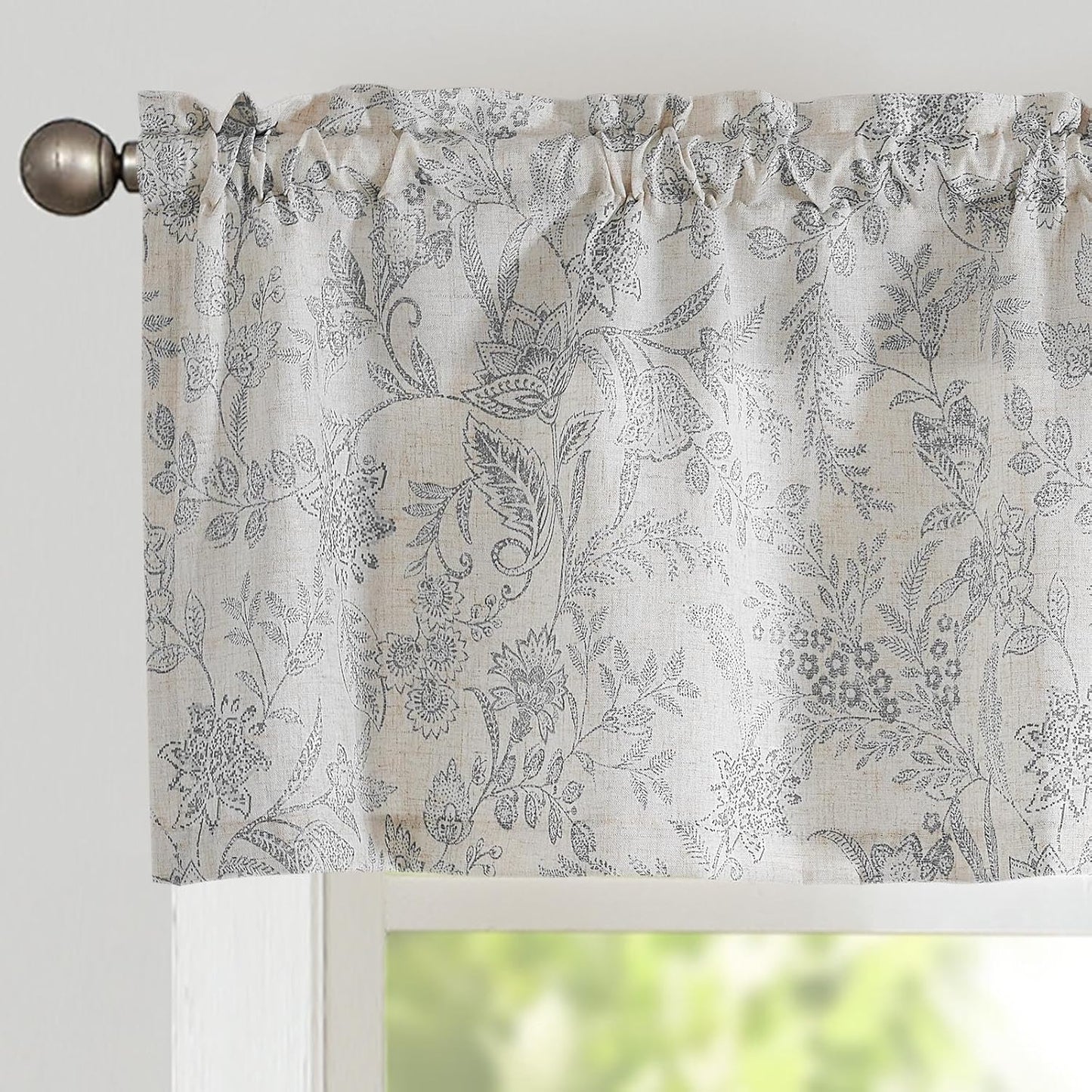 TOPICK Bloemen Keuken Gordijnen 61 cm Drop Linnen Doorschijnend Korte Cafe Botanische Print Kleine Raam Rod Pocket voor Wasruimte Badkamer 2 Panelen Verbena Grijs Verpakking: je ontvangt 2 gordijnen van 85% polyester+15% linnen. De afmetingen per stuk zij