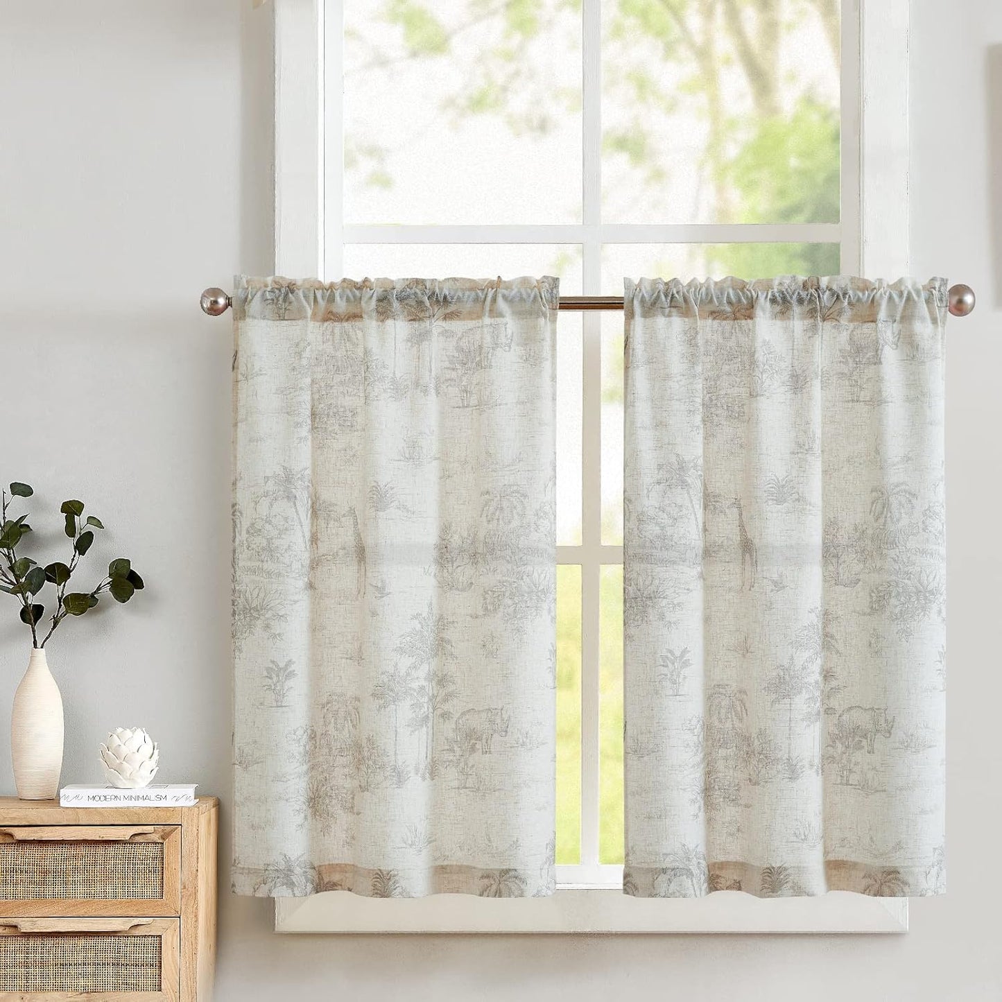 TOPICK Bloemen Keuken Gordijnen 61 cm Drop Linnen Doorschijnend Korte Cafe Botanische Print Kleine Raam Rod Pocket voor Wasruimte Badkamer 2 Panelen Verbena Grijs Verpakking: je ontvangt 2 gordijnen van 85% polyester+15% linnen. De afmetingen per stuk zij
