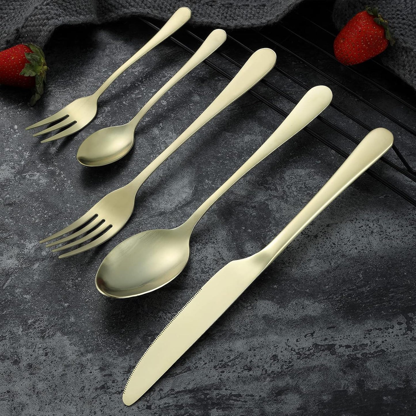 Bestekset voor 6 personen gepolijst vaatwasserbestendig Over dit item 30-delige bestekset voor 6 personen: De 30-delige bestekset bestaat uit 6 messen, 6 eetlepels, 6 dinervorken, 6 theelepels en 6 dessertvorkjes, waardoor het een goede keuze is voor elk