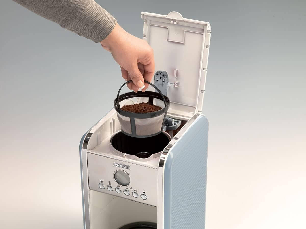 Ariete Retro Americano-koffiezetapparaat tot 12 kopjes 4 TOT 12 kopjes: Dit Americano-koffiezetapparaat met anti-druppelfunctie extraheert heerlijke, aromatisch geurende en smakelijke koffie Klaar wanneer je opstaat: dankzij de programmeerfunctie tot 24 u
