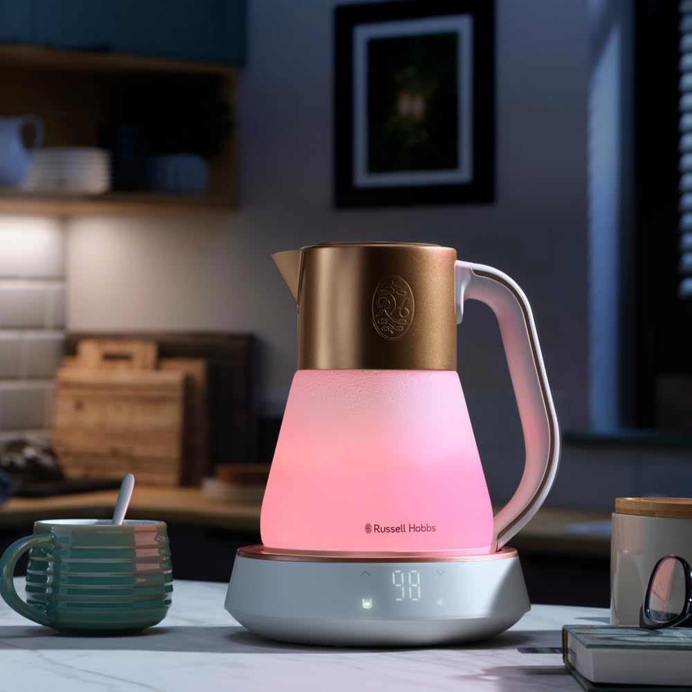 Glas Waterkoker 1,7L Temperatuurinstelling 40-100°C 2400W Er zijn 6 kleur-veranderde lampjes in de glazen waterkoker. De waterkoker heeft de vermogen van 2400 W wat zorgt voor een snelle efficiënte kook. Merk Russell Hobbs Capaciteit 1,7 Liter Materiaal G