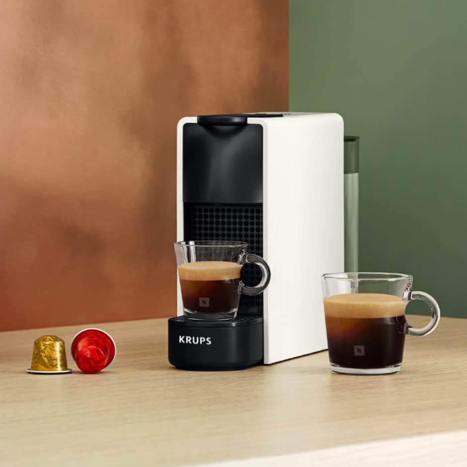 Nespresso Krups Essenza Mini XN1108 koffiecupmachine, 0,6 liter, 19 bar, Energiebesparende modus, Zwart Het koffiezetapparaat voor eenmalig gebruik met een ultracompact modern ontwerp voor maximaal comfort, dat zo min mogelijk ruimte inneemt met een afmet
