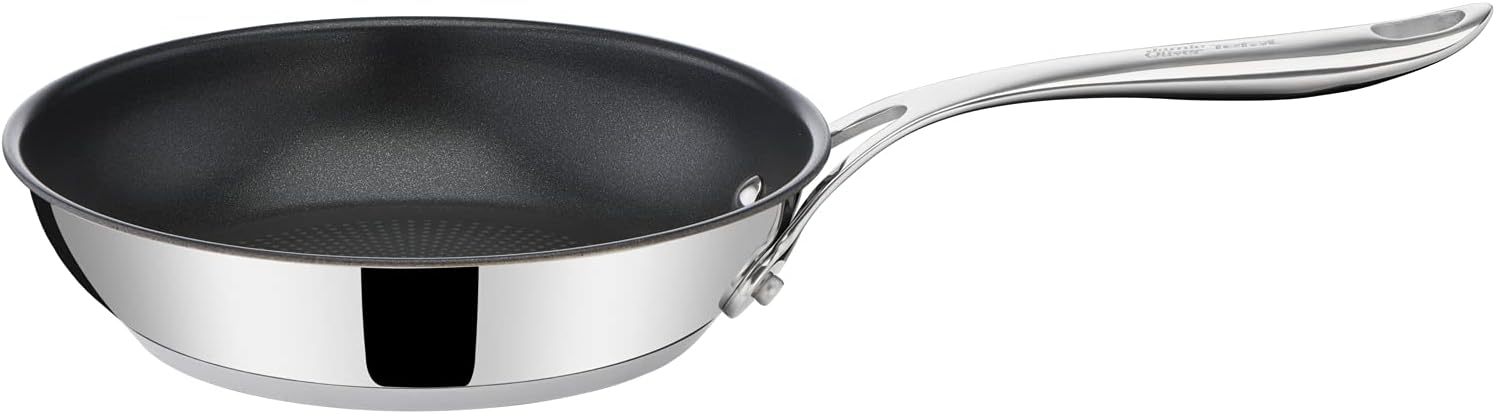 Jamie Oliver Cook's Direct 5-delige pannenset Duurzame coating versterkt met titanium deeltjes, waardoor deze krasbestendig en gemakkelijker schoon te maken is Hoogwaardige pannen die veilig zijn voor het hele gezin, zonder PFOA, lood of cadmium Geschikt