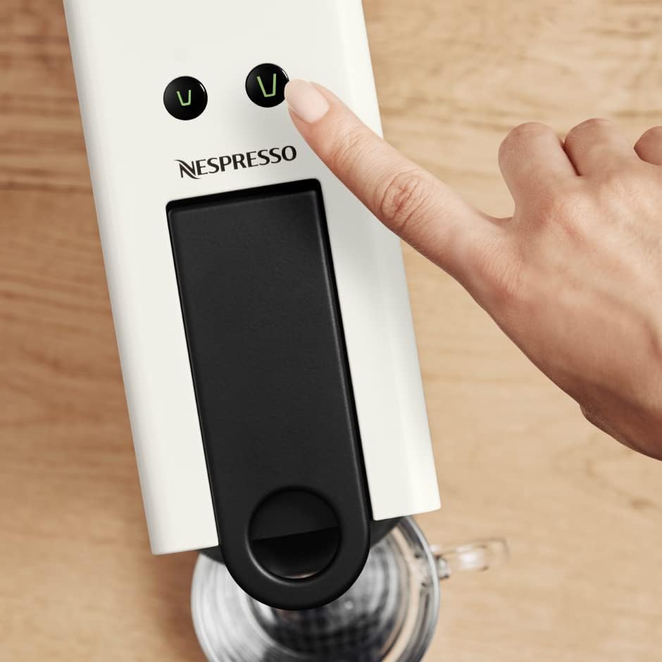 Nespresso Krups Essenza Mini XN1108 koffiecupmachine, 0,6 liter, 19 bar, Energiebesparende modus, Zwart Het koffiezetapparaat voor eenmalig gebruik met een ultracompact modern ontwerp voor maximaal comfort, dat zo min mogelijk ruimte inneemt met een afmet