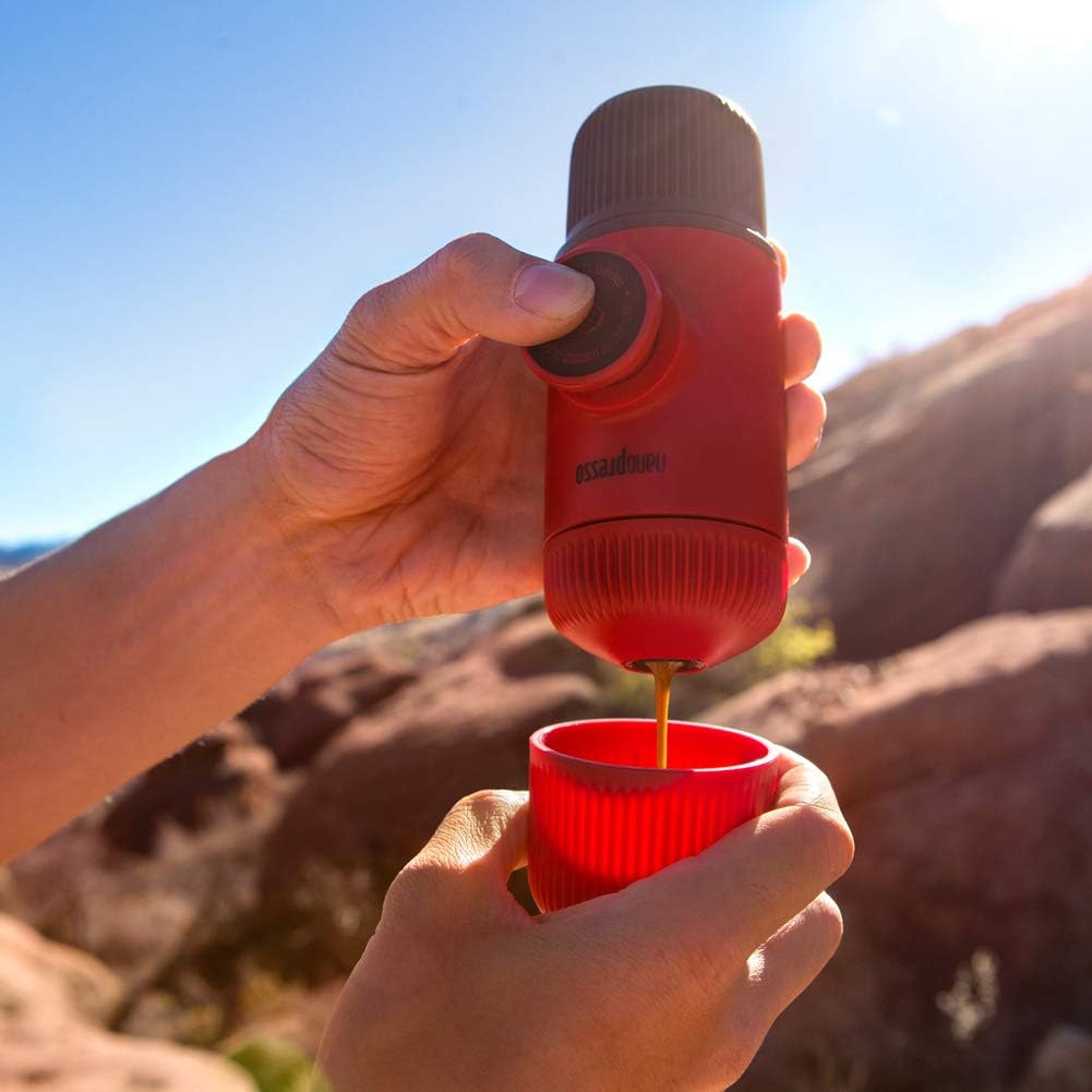 WACACO Nanopresso Draagbaar Espressomachine Over dit item Het bereiken van de perfecte espresso-opname is verre van eenvoudig. De Nanopresso werkt het beste met fijngemalen koffie die hard wordt aangedrukt. Dankzij de innovatieve constructie en eenvoudige