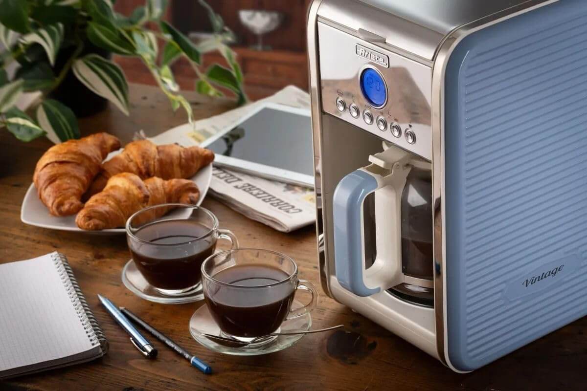 Ariete Retro Americano-koffiezetapparaat tot 12 kopjes 4 TOT 12 kopjes: Dit Americano-koffiezetapparaat met anti-druppelfunctie extraheert heerlijke, aromatisch geurende en smakelijke koffie Klaar wanneer je opstaat: dankzij de programmeerfunctie tot 24 u
