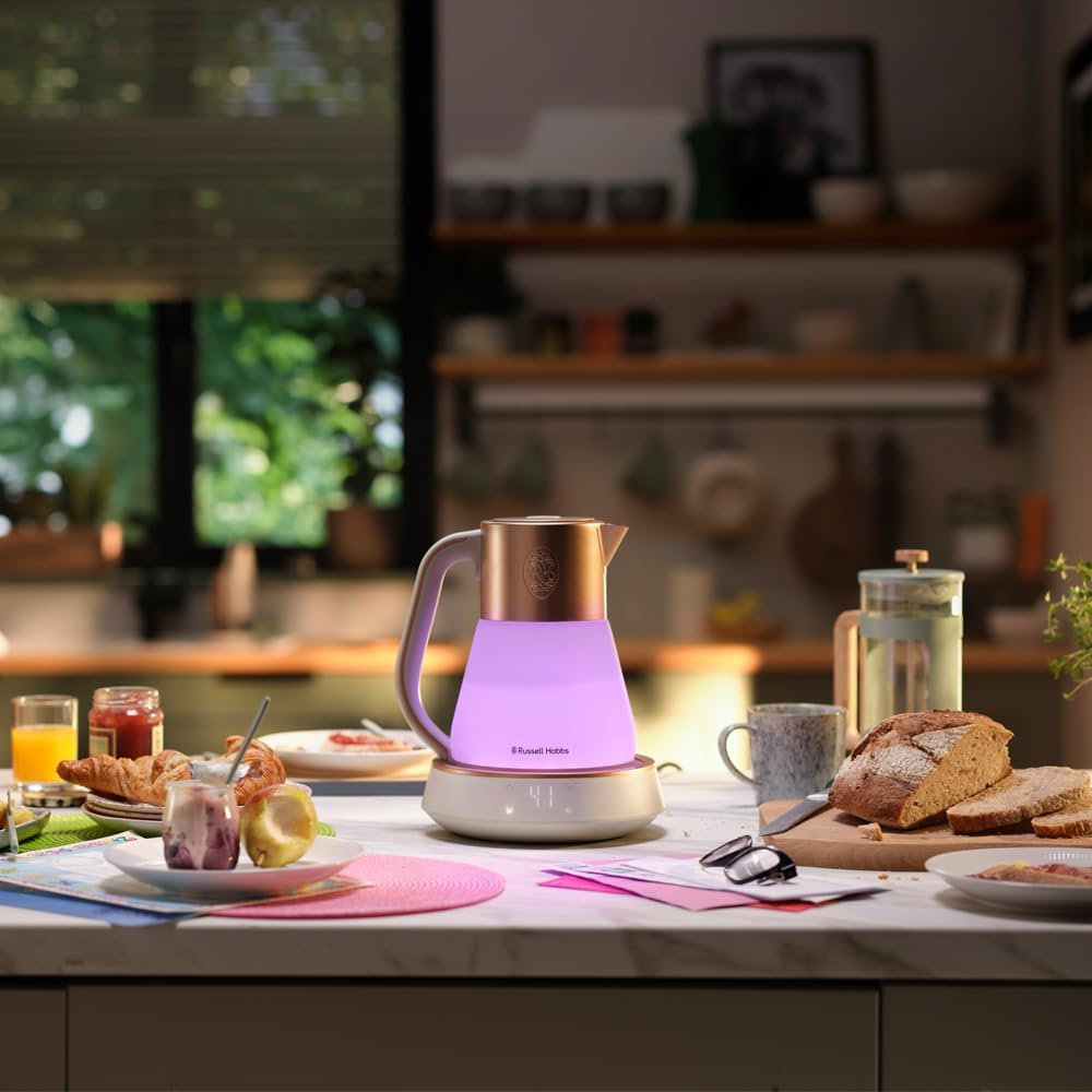 Glas Waterkoker 1,7L Temperatuurinstelling 40-100°C 2400W Er zijn 6 kleur-veranderde lampjes in de glazen waterkoker. De waterkoker heeft de vermogen van 2400 W wat zorgt voor een snelle efficiënte kook. Merk Russell Hobbs Capaciteit 1,7 Liter Materiaal G