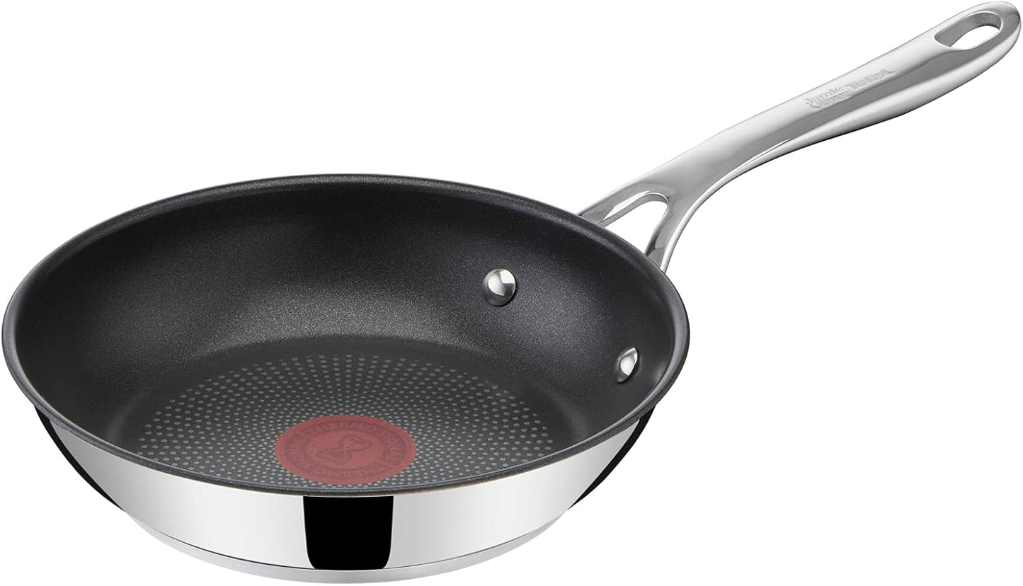 Jamie Oliver Cook's Direct 5-delige pannenset Duurzame coating versterkt met titanium deeltjes, waardoor deze krasbestendig en gemakkelijker schoon te maken is Hoogwaardige pannen die veilig zijn voor het hele gezin, zonder PFOA, lood of cadmium Geschikt
