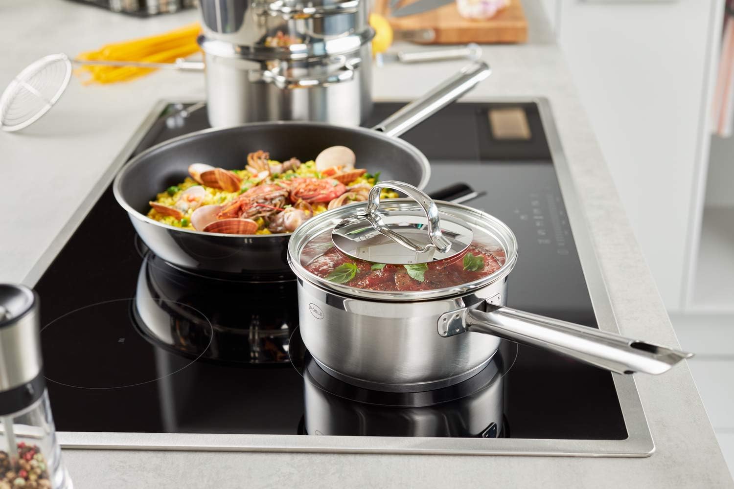 Rösle Elegance Pannenset, 10-delig, Roestvrij staal Over dit item Rösle Elegance, de pannenset van roestvrij staal, bestaat uit: Braadpan (20 cm) en kookpan (16/20/24 cm) inclusief glazen deksel, stoominzet (20 cm), sauspan met steel (16 cm), melkpan (14