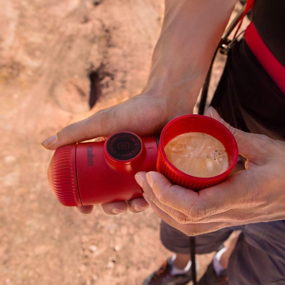 WACACO Nanopresso Draagbaar Espressomachine Over dit item Het bereiken van de perfecte espresso-opname is verre van eenvoudig. De Nanopresso werkt het beste met fijngemalen koffie die hard wordt aangedrukt. Dankzij de innovatieve constructie en eenvoudige