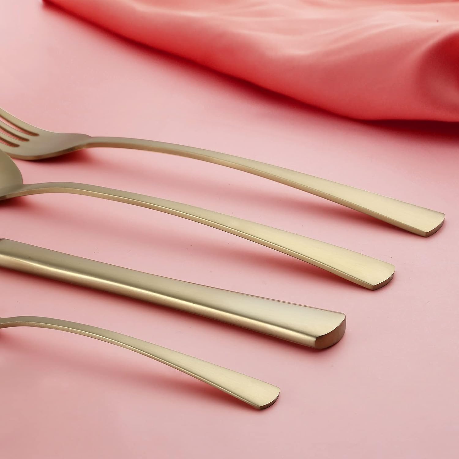 Bestdin Bestekset voor 6 personen 30-delige Over dit item 30-delige bestekset voor 6 personen: Bestdin als 30-delige titanium bestekset zwart bestaat uit 6 messen, 6 eetlepels, 6 tafelvorken, 6 theelepels en 6 dessertvorkjes. Ideaal voor elke formele of c