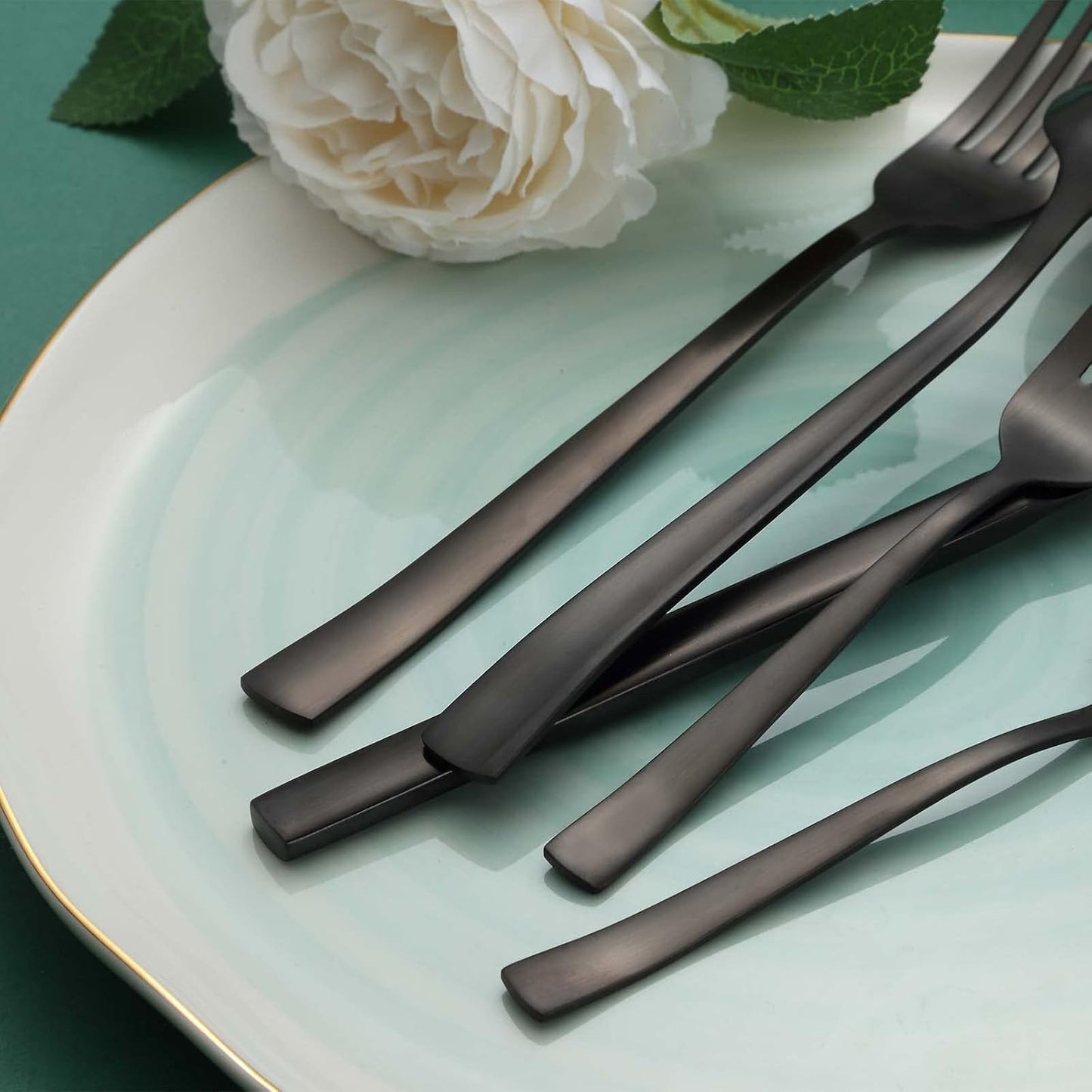 Bestekset voor 6 personen gepolijst vaatwasserbestendig Over dit item 30-delige bestekset voor 6 personen: De 30-delige bestekset bestaat uit 6 messen, 6 eetlepels, 6 dinervorken, 6 theelepels en 6 dessertvorkjes, waardoor het een goede keuze is voor elk
