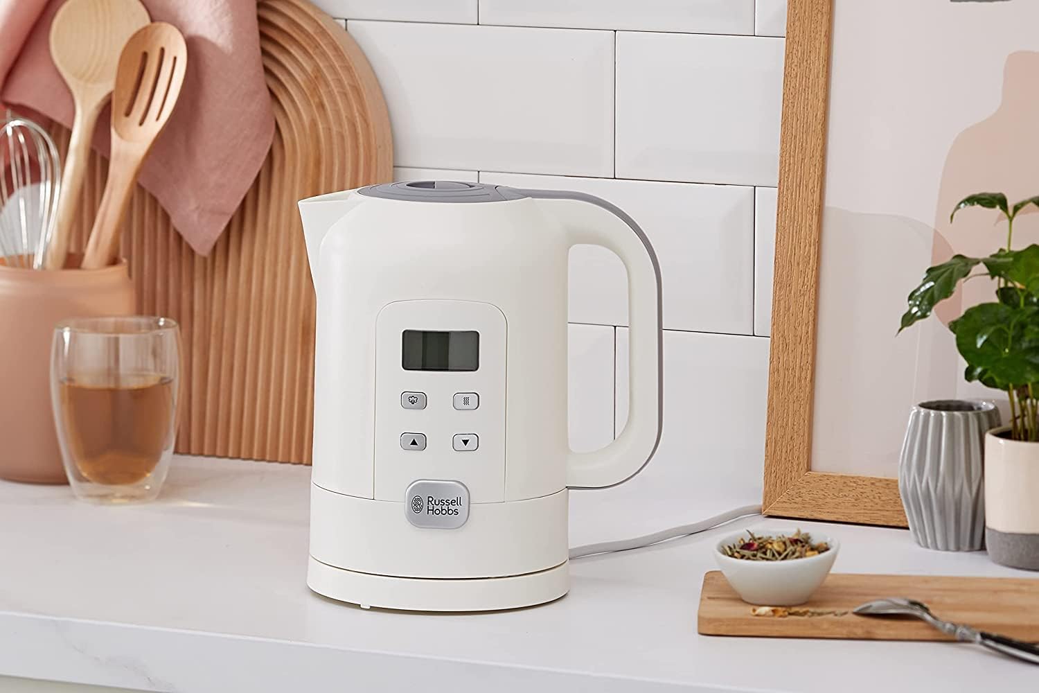 Russell Hobbs Waterkoker Met Temperatuurinstelling 25°-100°C Dankzij de warmhoudfunctie wordt het reeds gekookte water op de geselecteerde temperatuur warm gehouden. De waterkoker heeft een waterniveau-indicator. Electric Kettles €47.99 glas,waterkoker,zw