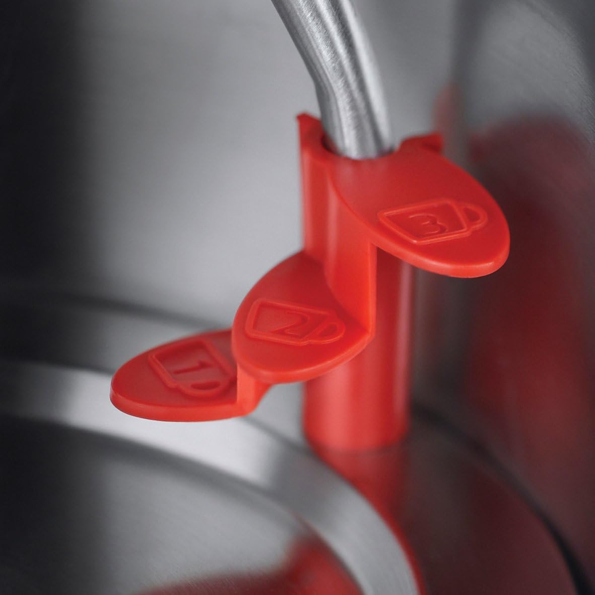 Russell Hobbs Colours Plus Waterkoker Rood (1,7L), Broodrooster en Citruspers Over dit item Snelkookfunctie met aanduiding voor 1/2/3 koppen: Kookt 1 kop water in 50 seconden. Bespaart tot 70% energie: Met behulp van de snelkookzone zie je precies hoeveel