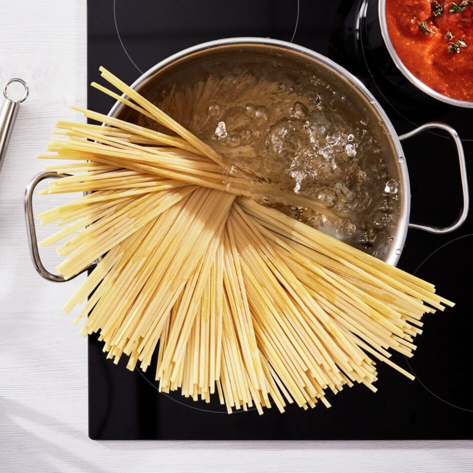 Tefal Duetto Steelpan met Glazen Deksel Roestvrij Staal Gemaakt van duurzaam en kwalitiatief 18/10 roestvrij staal en daarom komt de pan met 10 jaar garantie Stevig geklonken handgrepen voor extra comfort tijdens het koken Incl. maatverdeling aan de binne