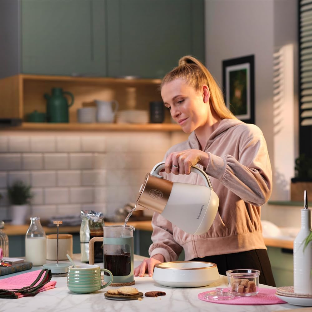 Glas Waterkoker 1,7L Temperatuurinstelling 40-100°C 2400W Er zijn 6 kleur-veranderde lampjes in de glazen waterkoker. De waterkoker heeft de vermogen van 2400 W wat zorgt voor een snelle efficiënte kook. Merk Russell Hobbs Capaciteit 1,7 Liter Materiaal G
