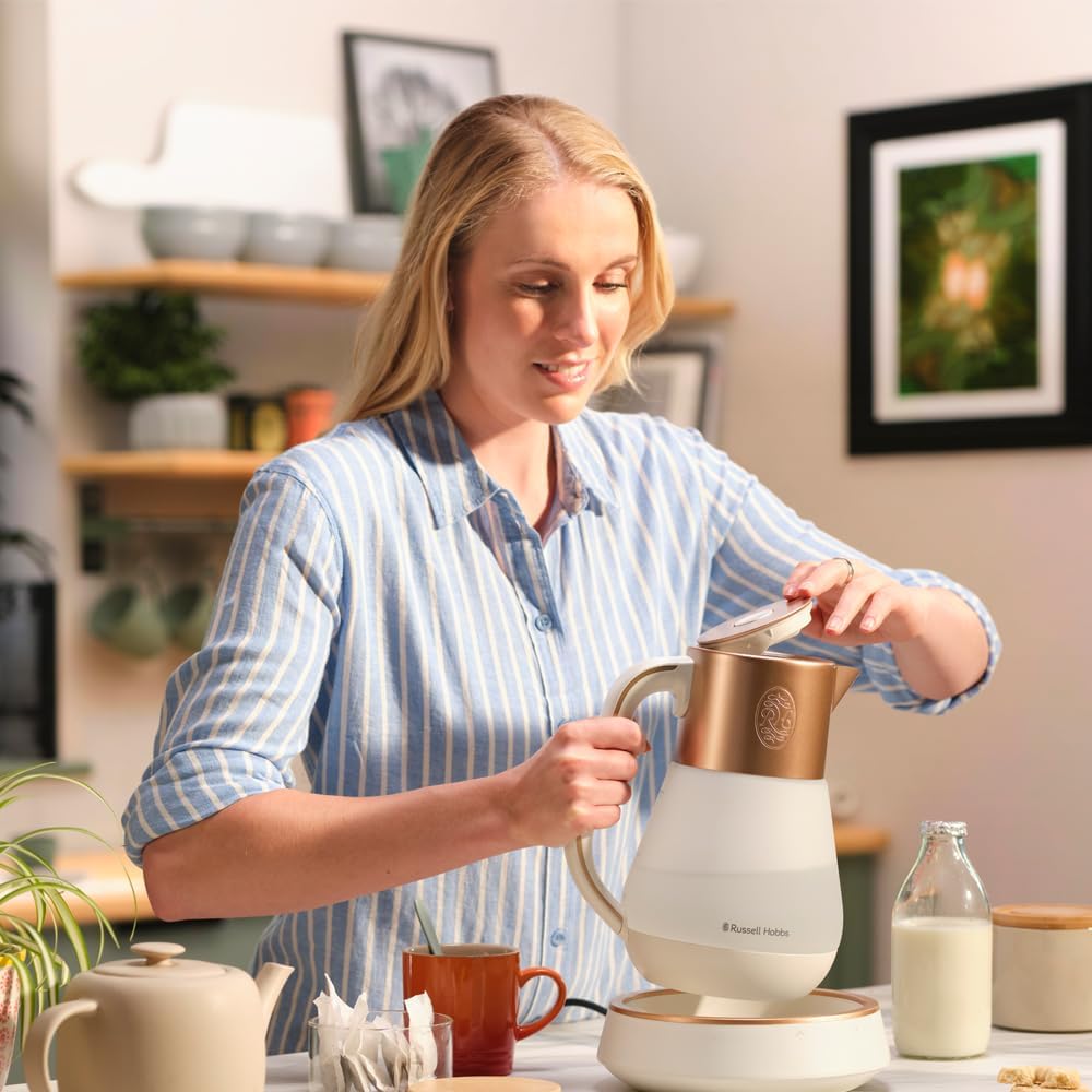 Glas Waterkoker 1,7L Temperatuurinstelling 40-100°C 2400W Er zijn 6 kleur-veranderde lampjes in de glazen waterkoker. De waterkoker heeft de vermogen van 2400 W wat zorgt voor een snelle efficiënte kook. Merk Russell Hobbs Capaciteit 1,7 Liter Materiaal G