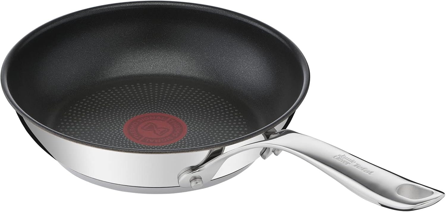 Jamie Oliver Cook's Direct 5-delige pannenset Duurzame coating versterkt met titanium deeltjes, waardoor deze krasbestendig en gemakkelijker schoon te maken is Hoogwaardige pannen die veilig zijn voor het hele gezin, zonder PFOA, lood of cadmium Geschikt