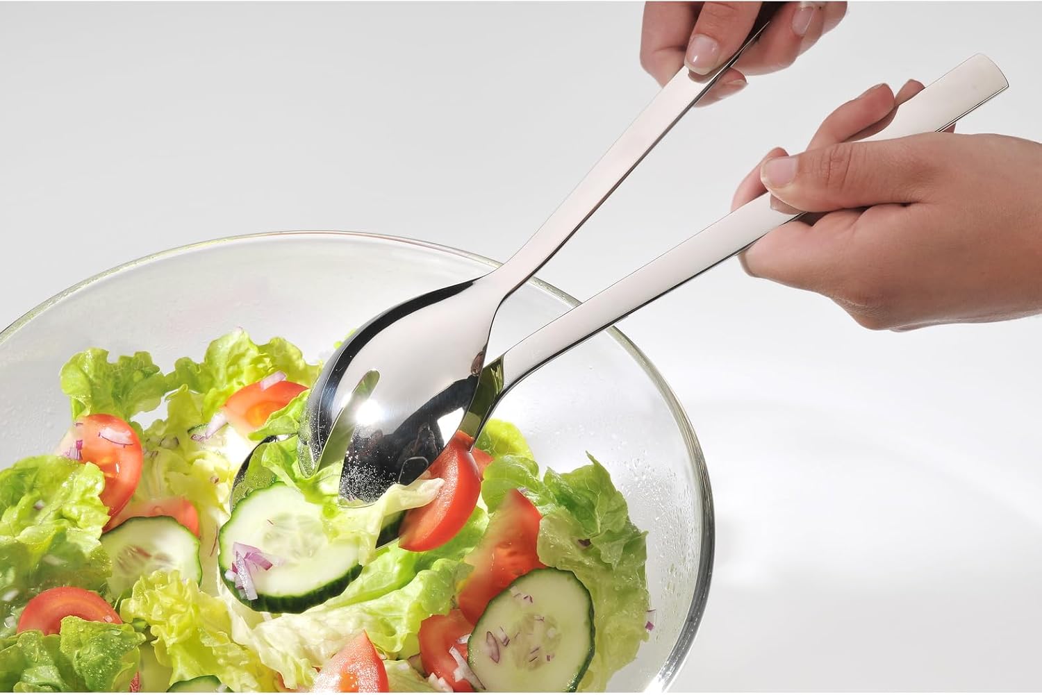 WMF Nuova Saladecouvert 30cm, 2-delig, Saladevork & lepel Cromargan: 18/10 roestvrij staal: Het bestek is uitermate duurzaam, vormvast, hygiënisch, zuurbestendig en zeer goed bestand tegen gebruikerssporen. Vaatwasmachinebestendig Lengte van 30 cm Inhoud: