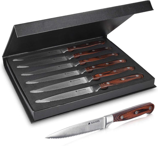 Navaris steakmessen met houten handvat - 6-delige steakmessenset Over dit item ALS EEN WARM MES DOOR BOTER: Een goed stuk vlees hoort gesneden te worden met een goed mes. Deze hoogwaardige Navaris steakmessen met hun gekartelde randen gaan als boter door