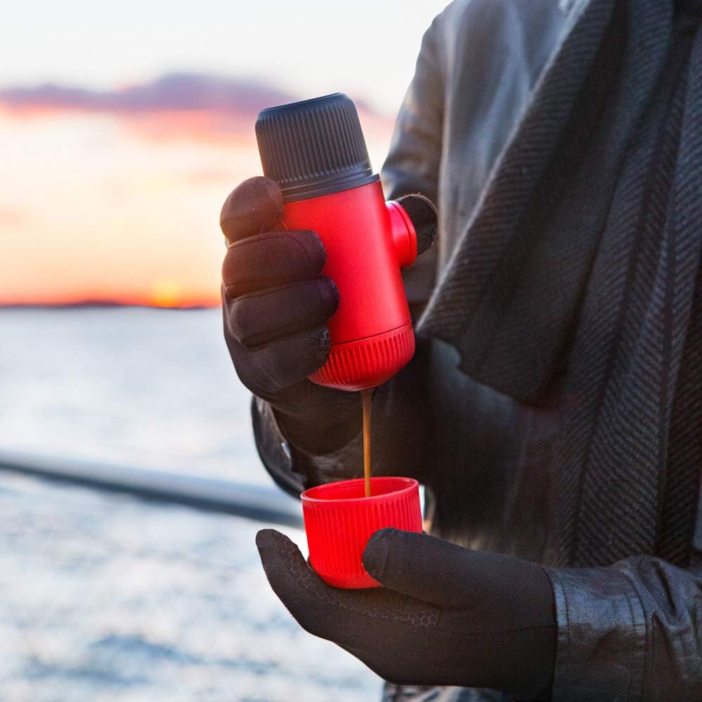 WACACO Nanopresso Draagbaar Espressomachine Over dit item Het bereiken van de perfecte espresso-opname is verre van eenvoudig. De Nanopresso werkt het beste met fijngemalen koffie die hard wordt aangedrukt. Dankzij de innovatieve constructie en eenvoudige