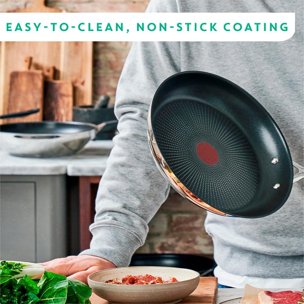 Jamie Oliver Cook's Direct 5-delige pannenset Duurzame coating versterkt met titanium deeltjes, waardoor deze krasbestendig en gemakkelijker schoon te maken is Hoogwaardige pannen die veilig zijn voor het hele gezin, zonder PFOA, lood of cadmium Geschikt
