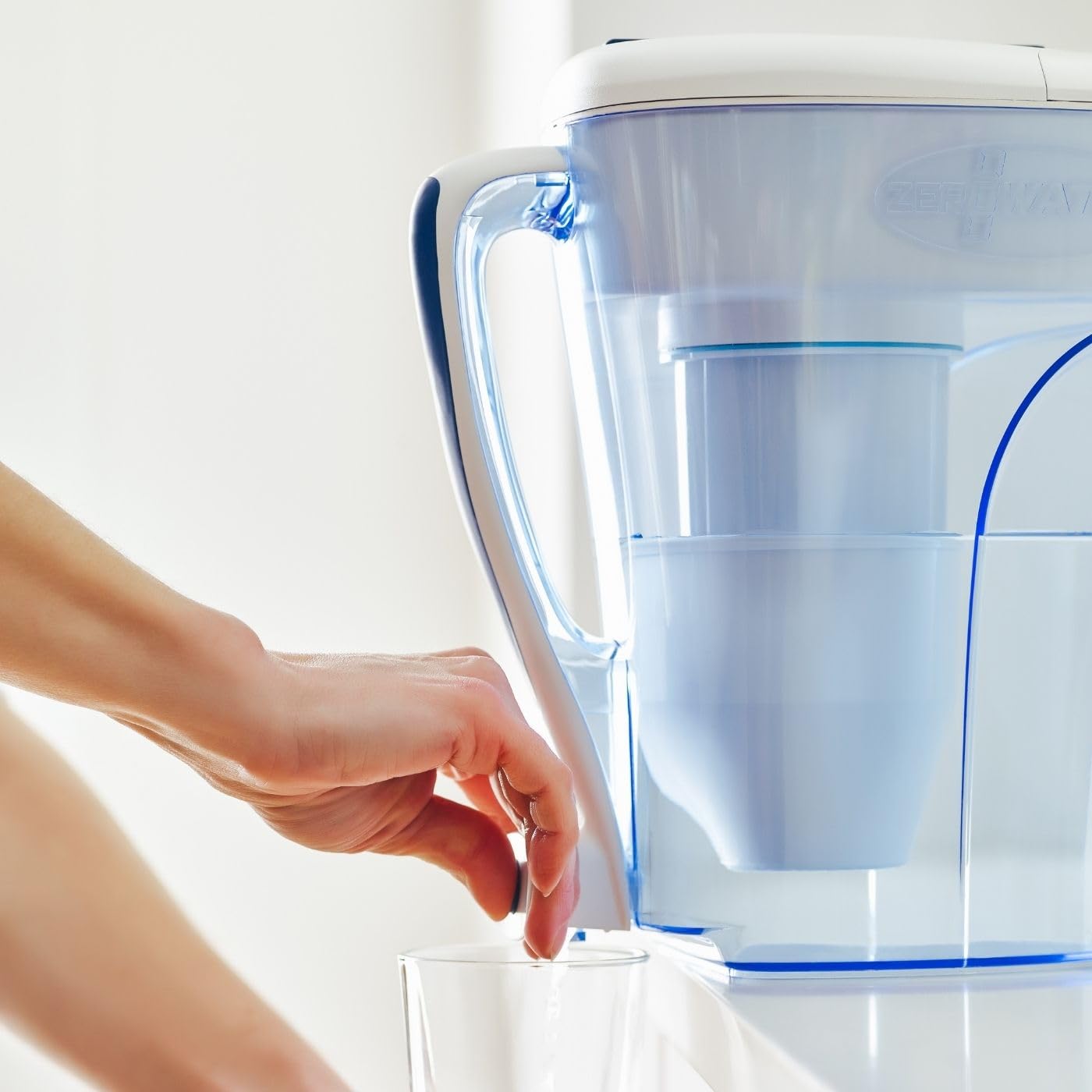 ZeroWater waterfilteringskan voor 12 kopjes 2,8 L Gefilterd water kan: De 5-fasen waterfilter kan van 2,8 L past bij je actieve levensstijl, met zijn ruimtebesparende ontwerp past hij perfect in compacte of kleine koelkasten Premium gezuiverd water in 5 f