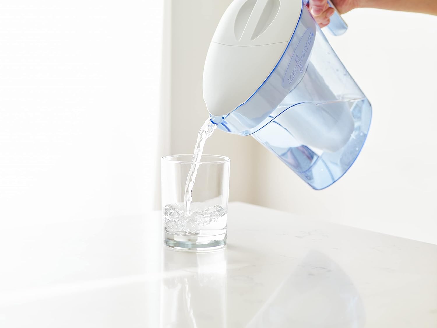 ZeroWater waterfilteringskan voor 12 kopjes 2,8 L Gefilterd water kan: De 5-fasen waterfilter kan van 2,8 L past bij je actieve levensstijl, met zijn ruimtebesparende ontwerp past hij perfect in compacte of kleine koelkasten Premium gezuiverd water in 5 f