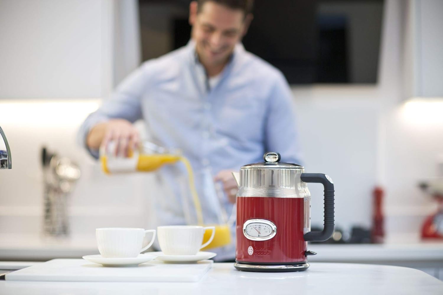 Russell Hobbs Waterkoker retro rood 1,7 l 2400 W snelkook Draadlooz en ideaal voor links- en rechtshandige gebruikers. U kunt vocht op de bodem ontdekken. Dit is normaal en wordt veroorzaakt door de stoom. Electric Kettles €71.99 broodrooster,retro,roestv