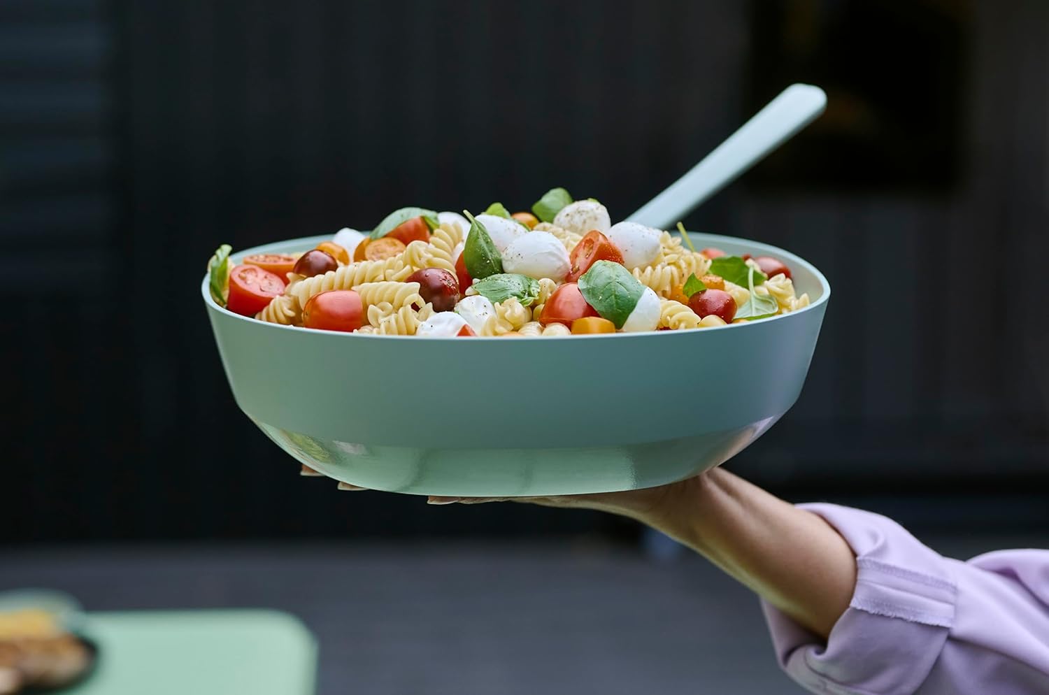 Saladebestek Silueta 2-delig - Nordic sage Over dit item MULTIFUNCTIONEEL: het slabestek uit de lijn Silueta ligt goed in de hand. Dankzij de brede vorm kun je grote hoeveelheden scheppen, zonder dat de salade wordt samengedrukt. Licht en robuust: alle Si